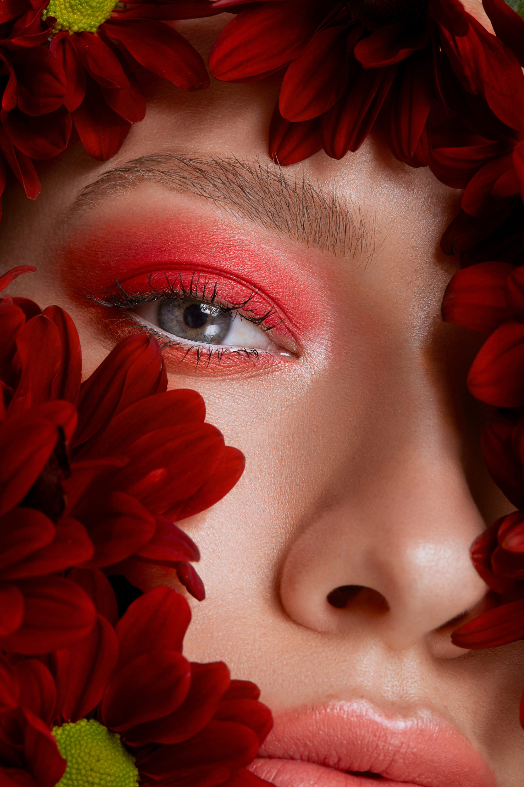 Beauty Shooting mit Model Sophie, Closeup vom Auge mit rotem Lidschatten und Blumen