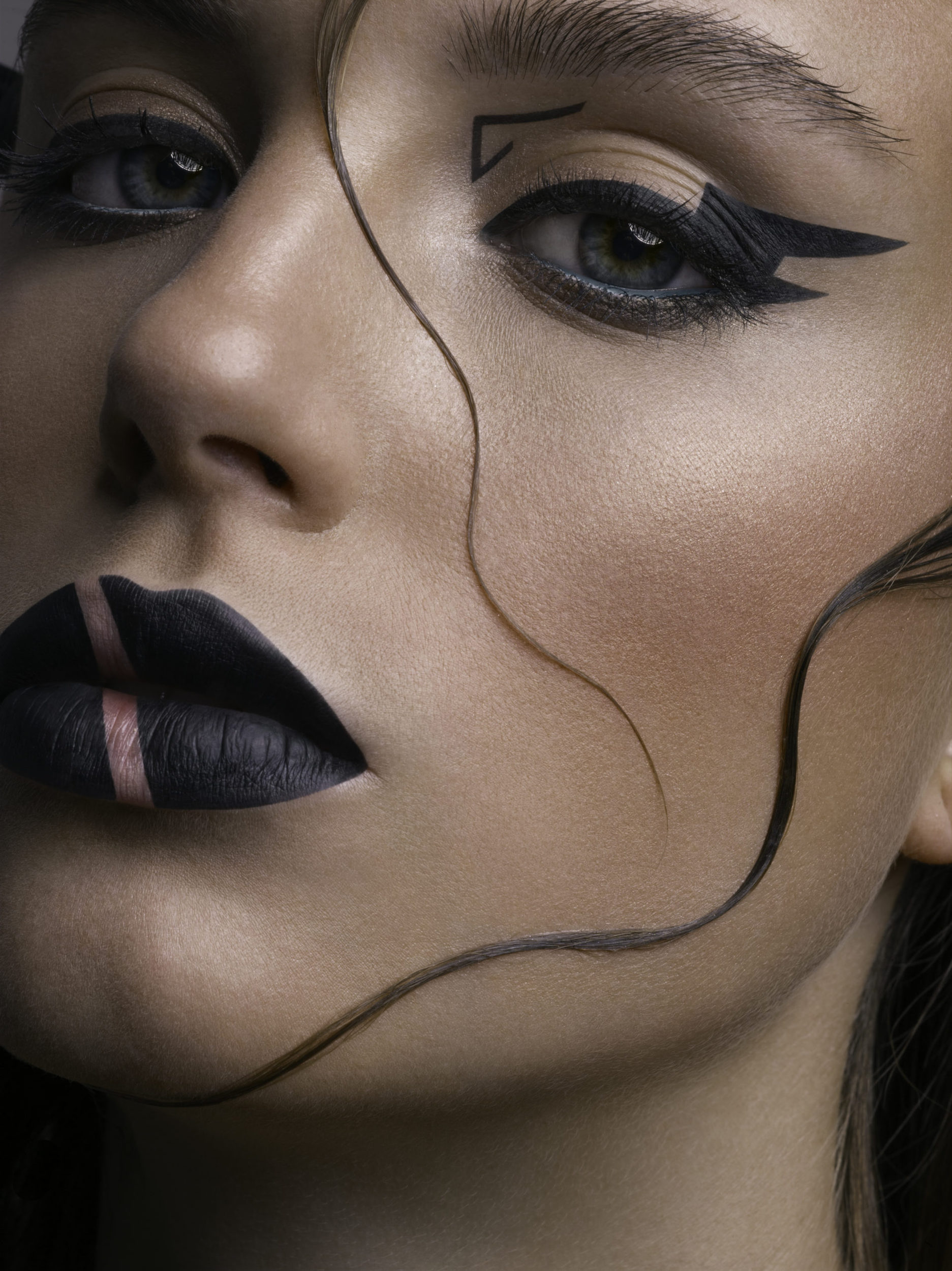 Closeup mit Graphic Liner und schwarzen Lippen