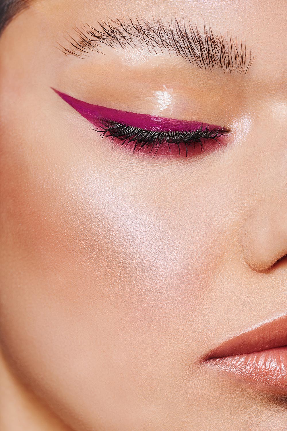 Closeup mit pinkem Eyeliner und glossy Lid
