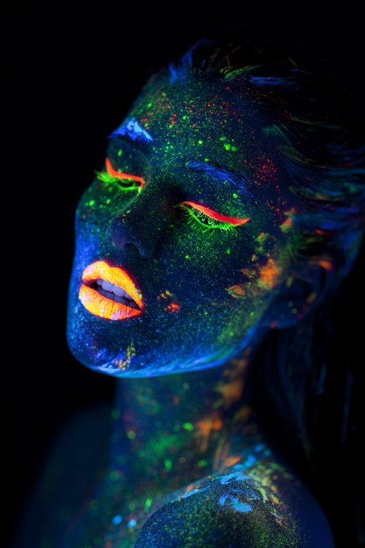 Kreatives Neon UV Licht Makeup