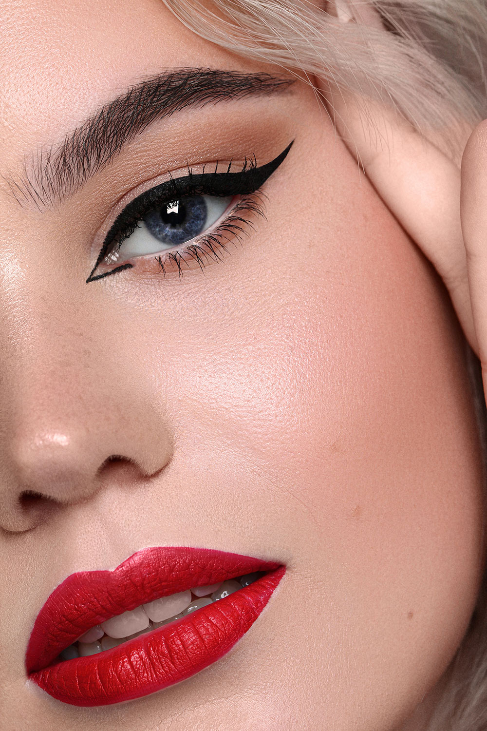 Make-up Workshop Close-up vom Eyeliner mit roten Lippen