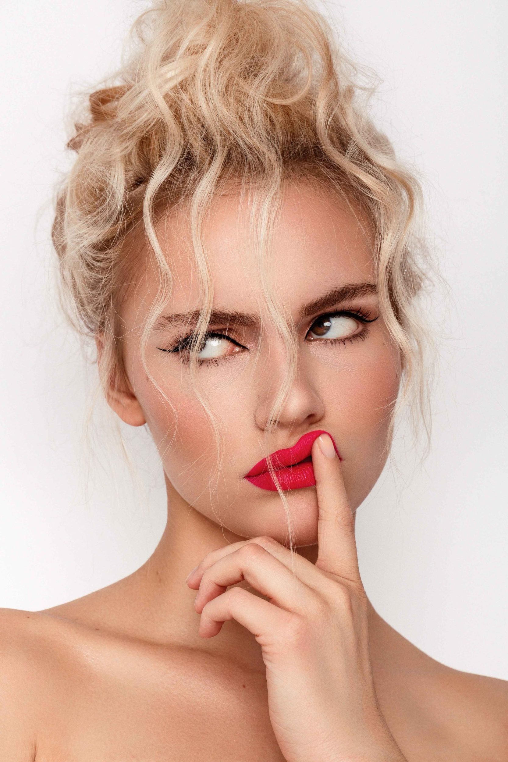 Model Amelie mit pinkem Lippenstift und fake mohawk