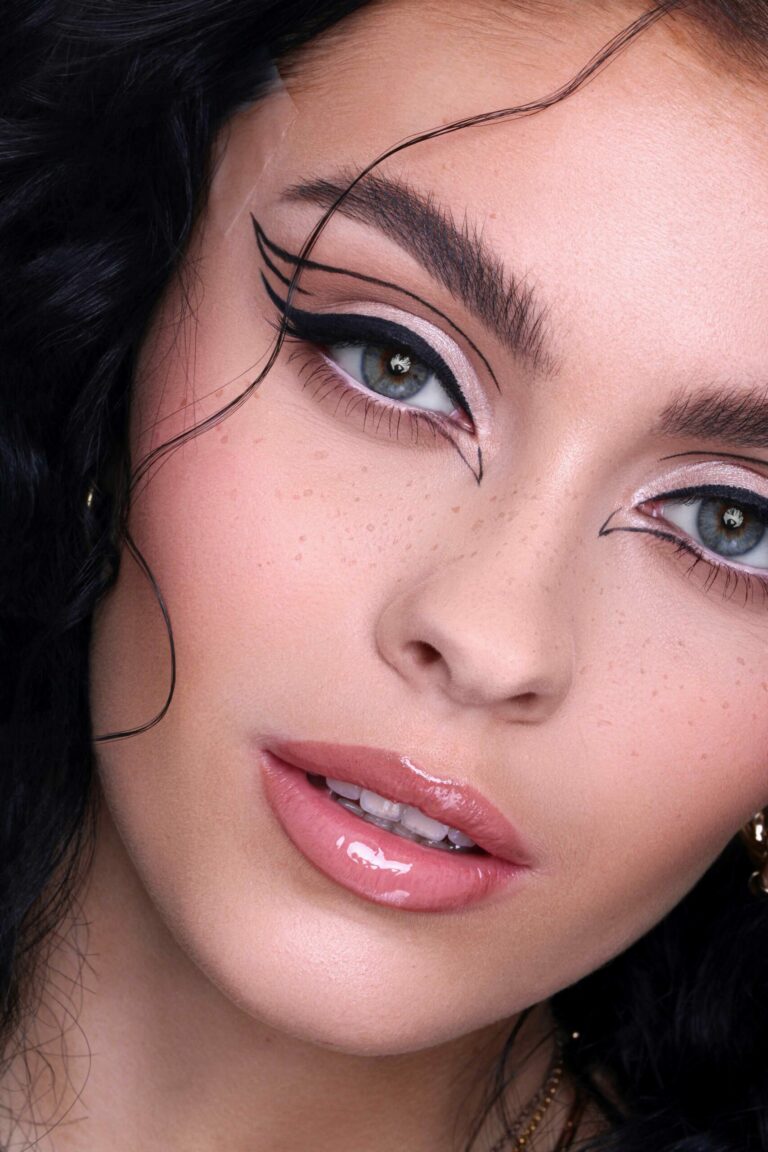 Online Make-up Kurs Look: Felice Graphic Liner